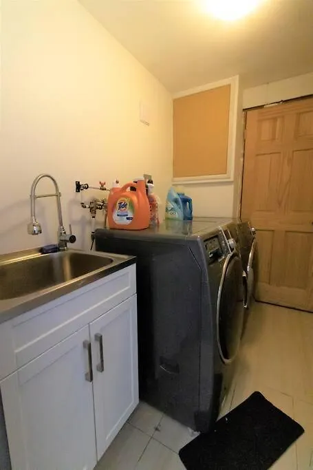 Charming Cozy Ravine Home Mins To Parks & Lake Entire House Toronto 0*,  Canada